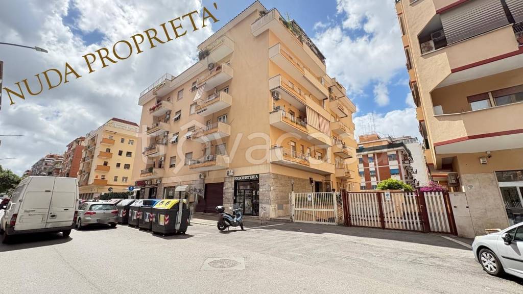 appartamento in vendita a Roma in zona Appio Claudio