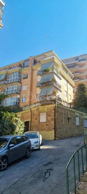 appartamento in vendita a Roma in zona Tomba di Nerone