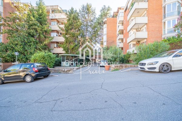 appartamento in vendita a Roma in zona Tomba di Nerone