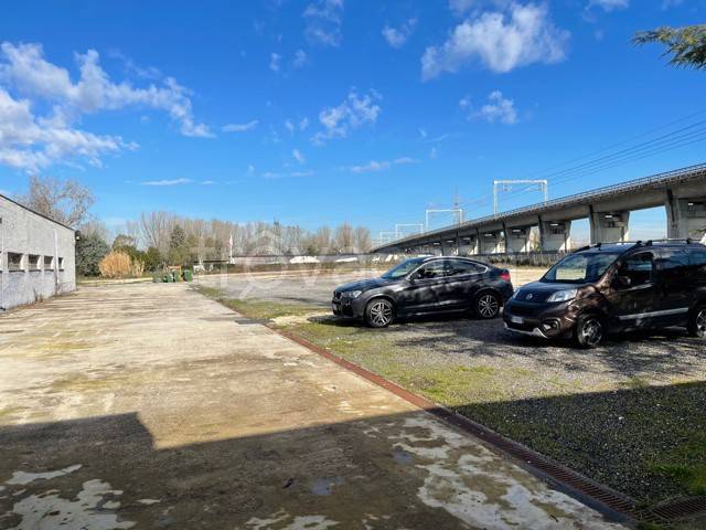 locale commerciale in vendita a Roma in zona Sette Bagni