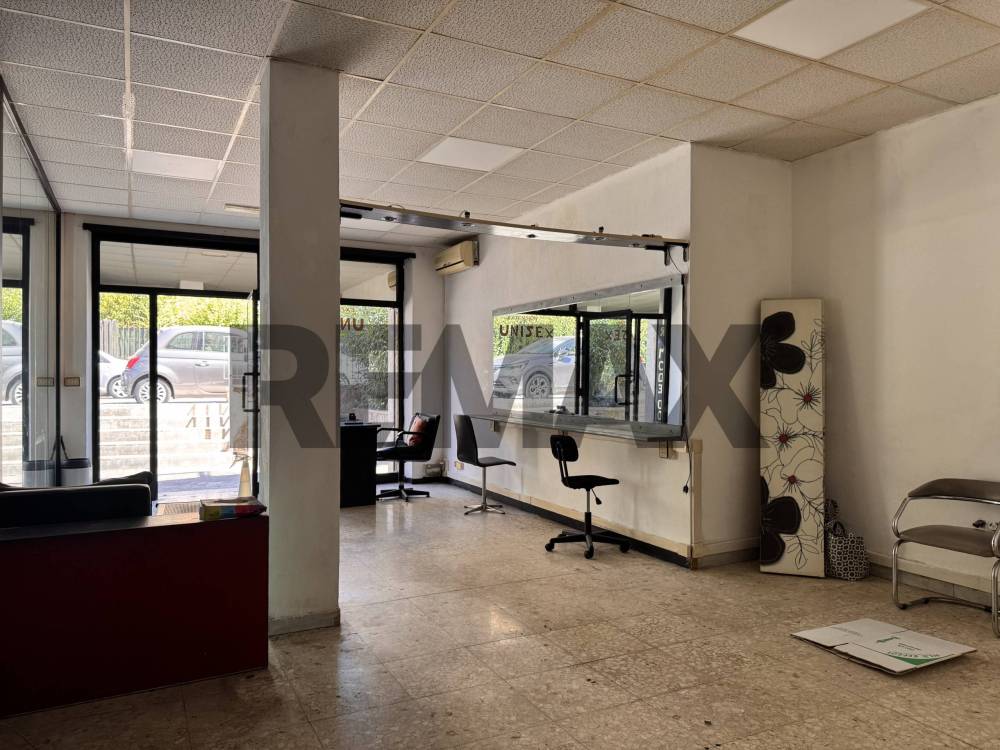 locale commerciale in vendita a Roma in zona Primavalle