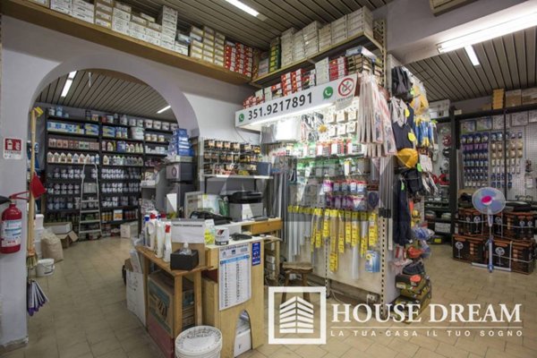 locale commerciale in vendita a Roma in zona Rione Prati