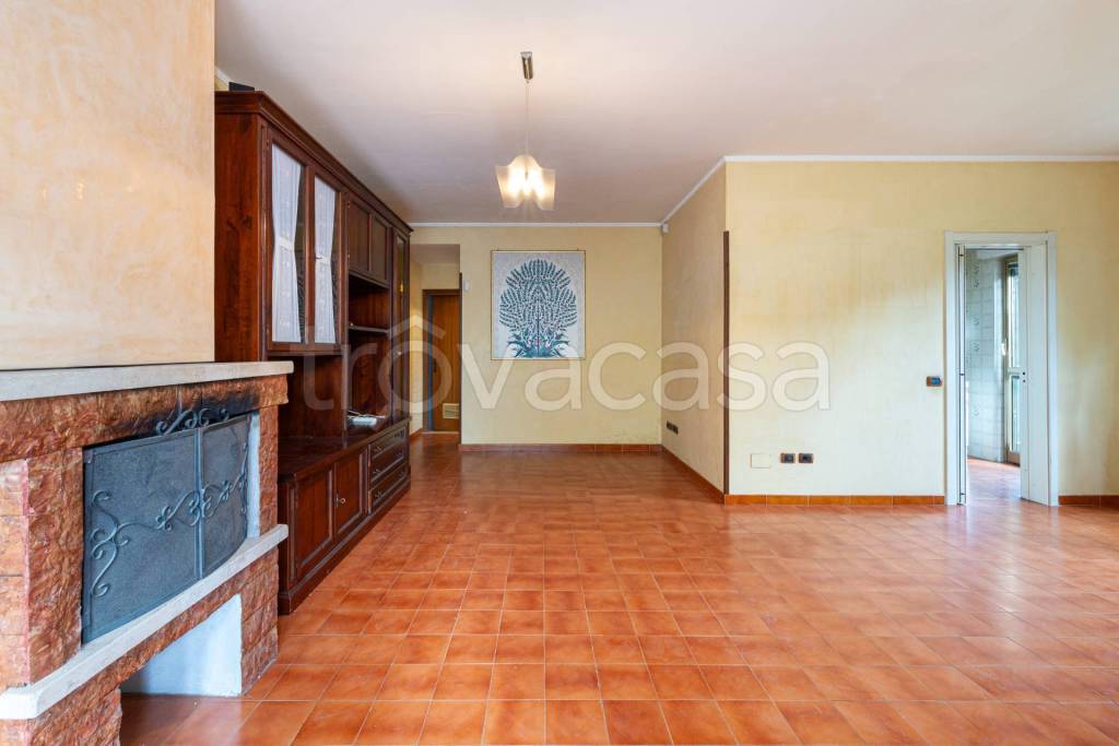 appartamento in vendita a Roma in zona Axa