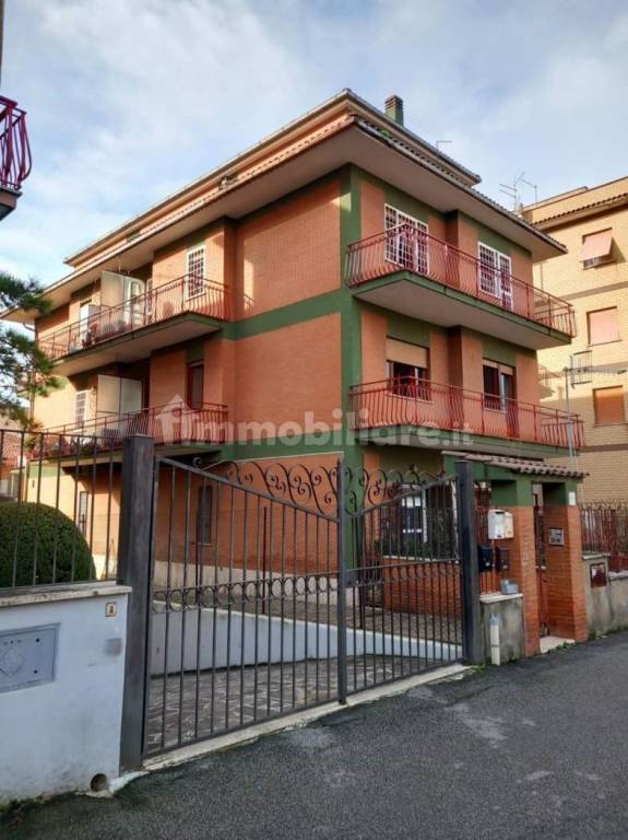 appartamento in vendita a Roma in zona Tor Bella Monaca