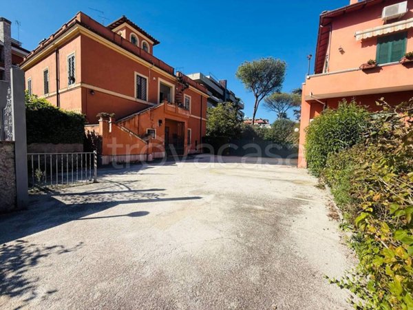 appartamento in vendita a Roma in zona Tomba di Nerone