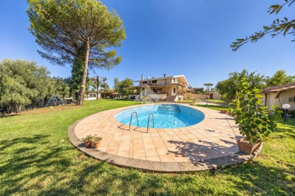 casa indipendente in vendita a Roma in zona Lunghezza