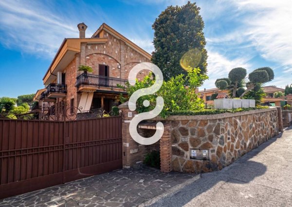casa indipendente in vendita a Roma in zona Appio Pignatelli