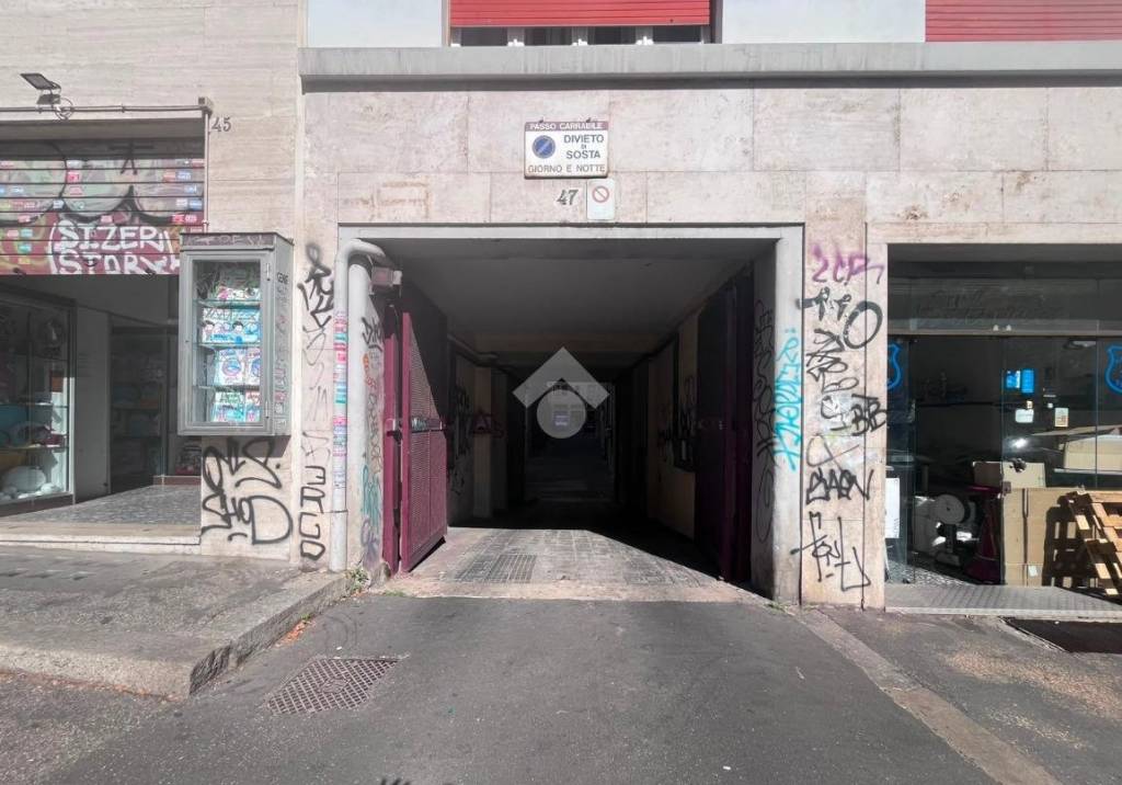 locale di sgombero in vendita a Roma in zona Tuscolano