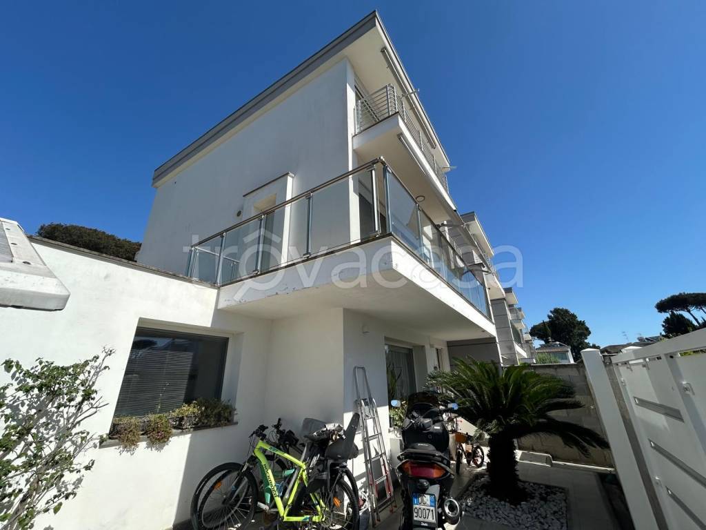 casa indipendente in vendita a Roma in zona Infernetto