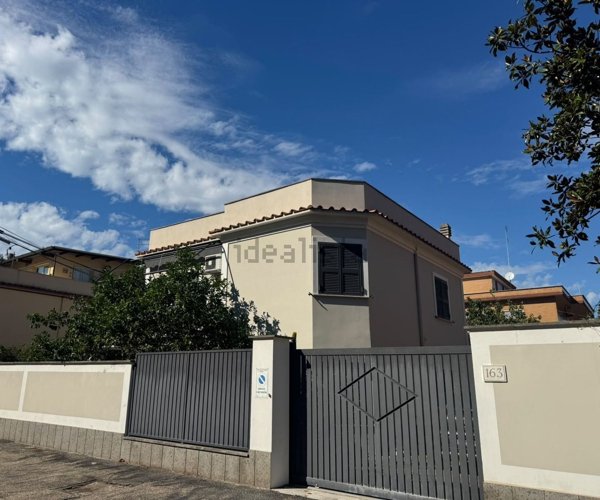 casa indipendente in vendita a Roma in zona Ostia