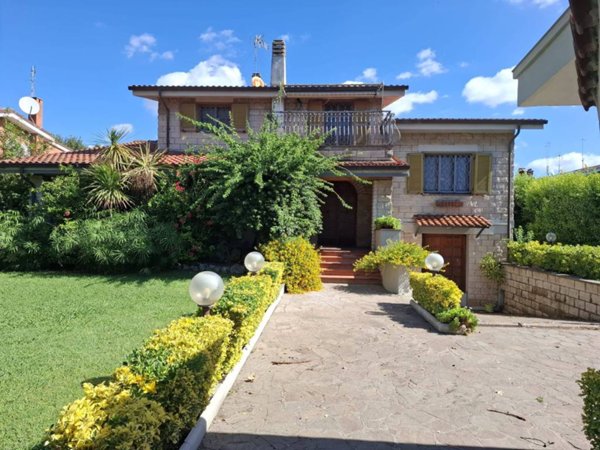 casa indipendente in vendita a Roma in zona Infernetto