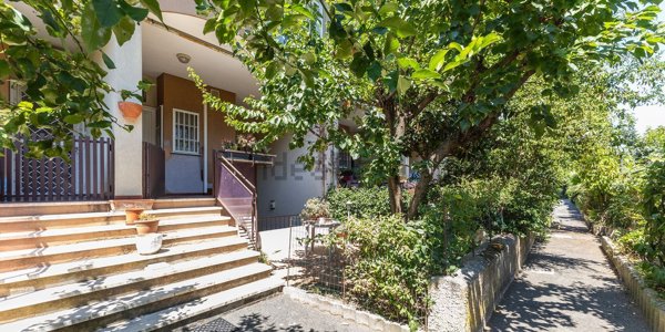 appartamento in vendita a Roma in zona Axa