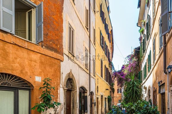 locale di sgombero in vendita a Roma in zona Rione Regola