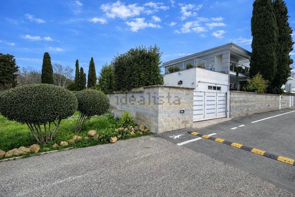 casa indipendente in vendita a Roma in zona Infernetto