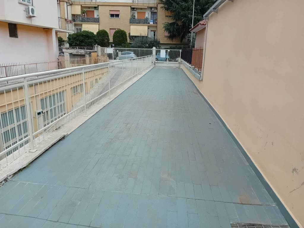 box auto in vendita a Roma in zona Appio Claudio