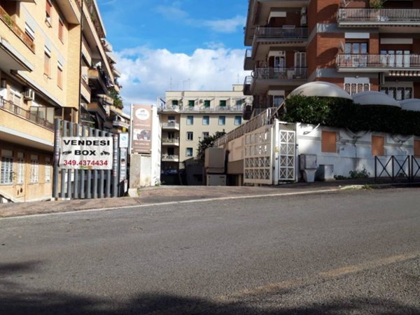 box auto in vendita a Roma in zona Appio Latino