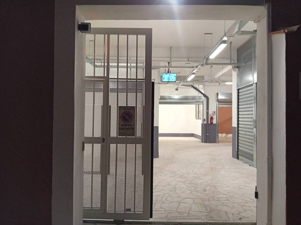 box auto in vendita a Roma in zona Appio Claudio