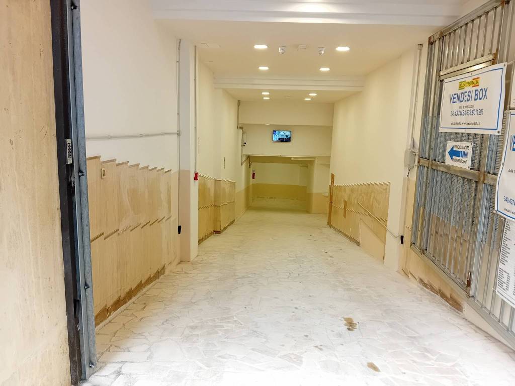 box auto in vendita a Roma in zona Appio Claudio