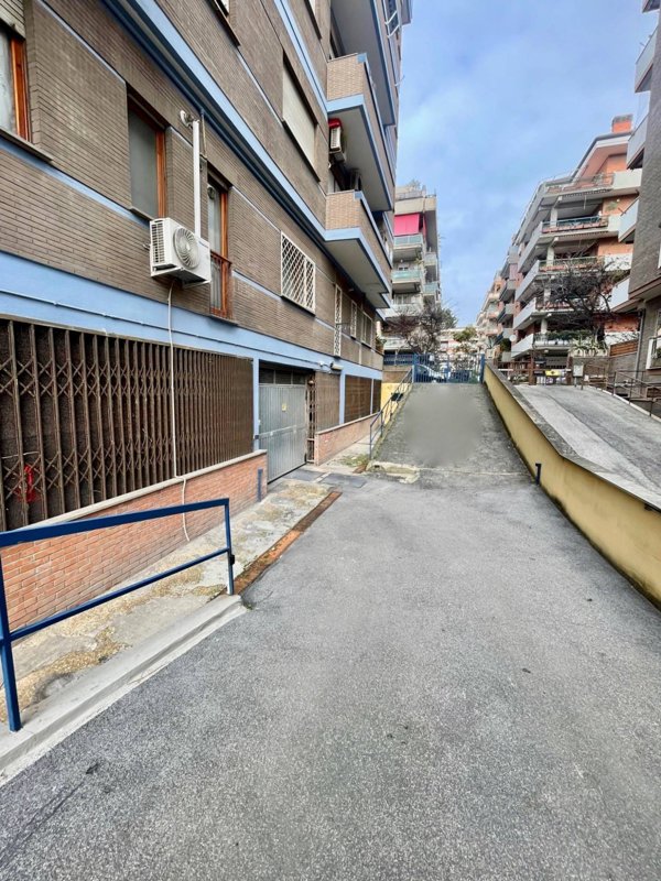 box auto in vendita a Roma in zona Ostia