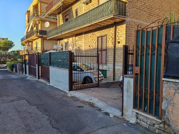 box auto in vendita a Roma in zona Torre Angela