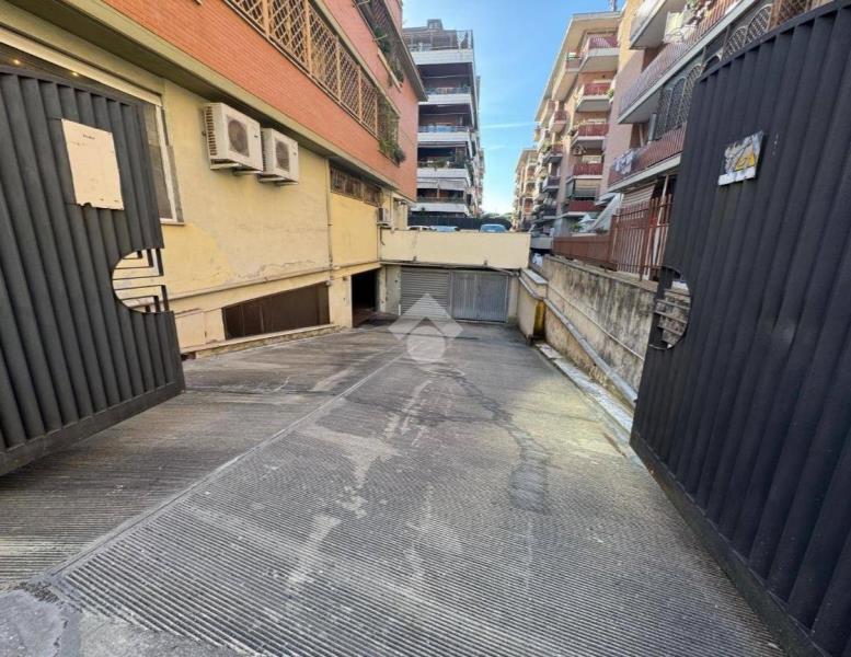box auto in vendita a Roma in zona Ostia