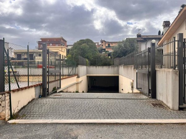 box auto in vendita a Roma in zona Casal Morena