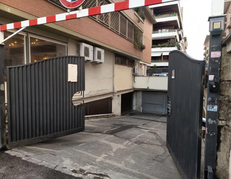 box auto in vendita a Roma in zona Ostia