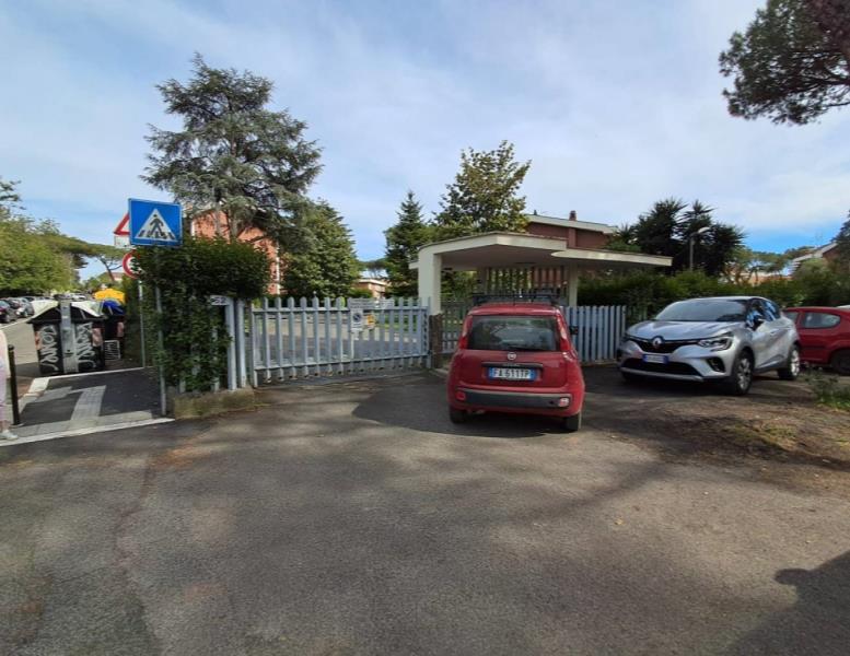 box auto in vendita a Roma in zona Appio Claudio