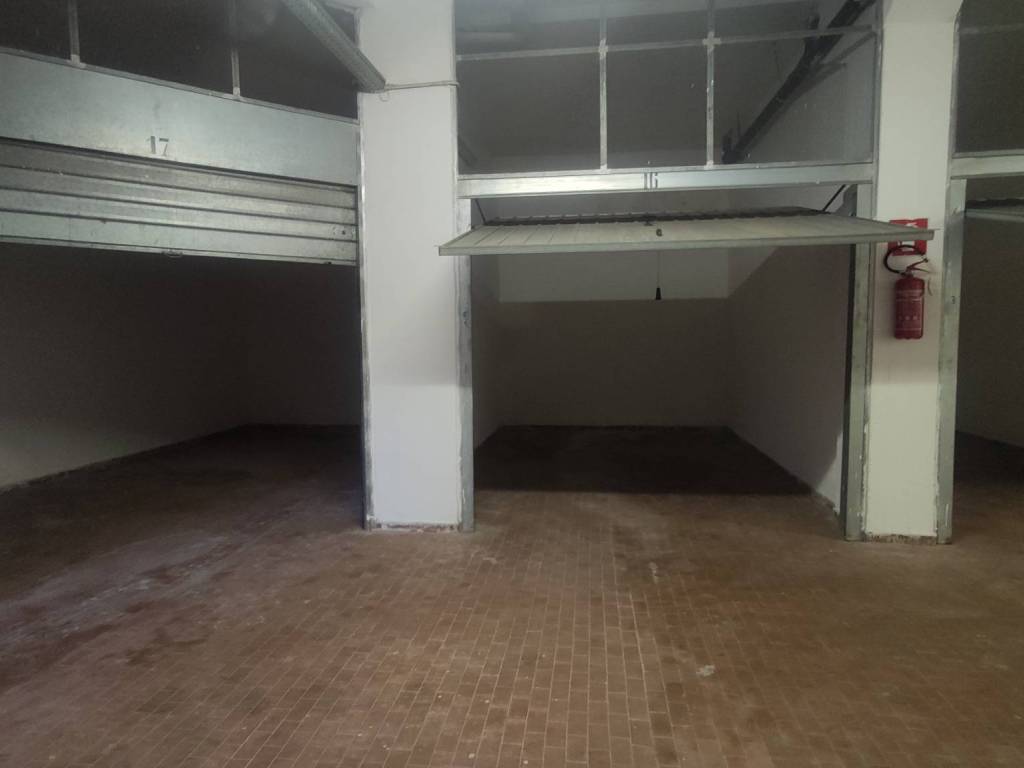 box auto in vendita a Roma in zona Appio Pignatelli