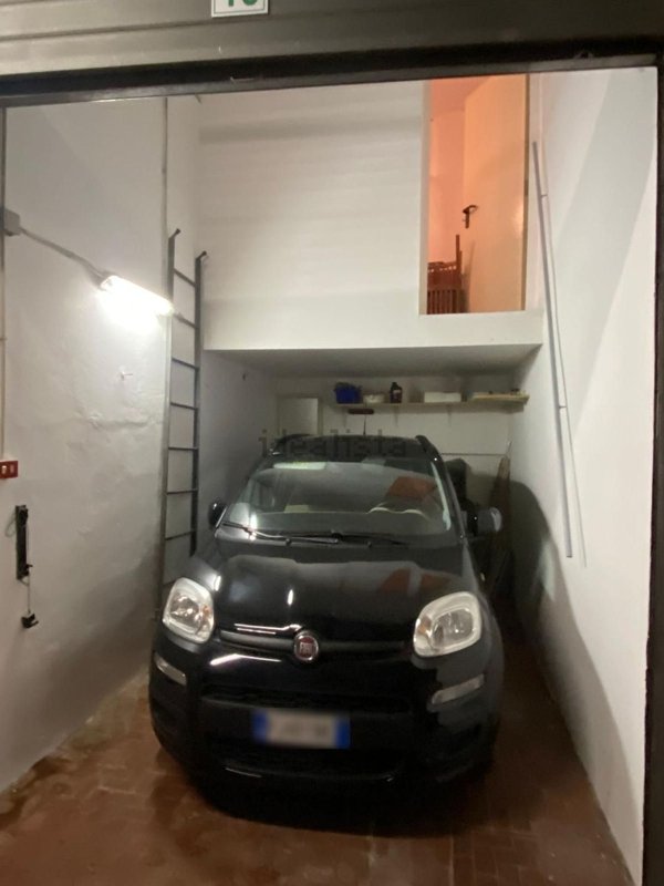 box auto in vendita a Roma in zona Tuscolano