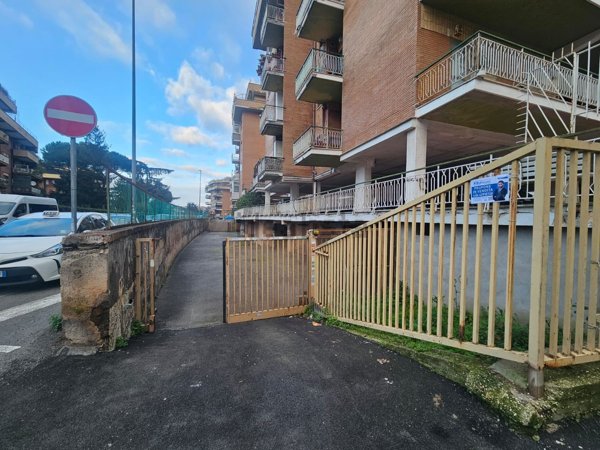 box auto in vendita a Roma in zona Torrevecchia