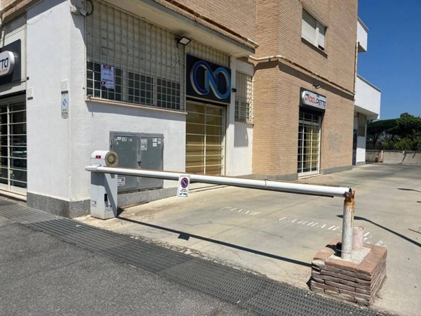 box auto in vendita a Roma in zona Ostia