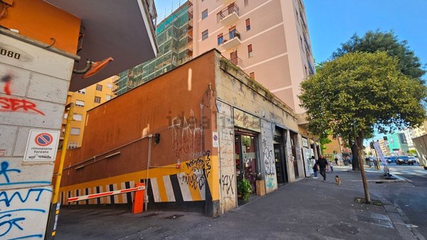 box auto in vendita a Roma in zona Appio Claudio