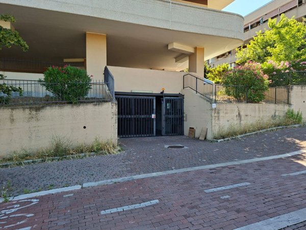 box auto in vendita a Roma in zona Testaccio