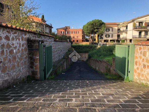 box auto in vendita a Roma in zona Appio Pignatelli