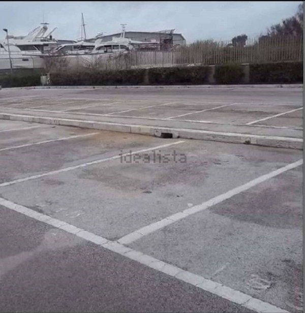 box auto in vendita a Roma in zona Ostia