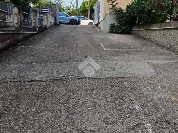 box auto in vendita a Roma in zona Appio Pignatelli