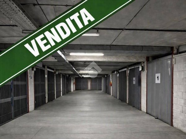 box auto in vendita a Roma in zona Appio Claudio