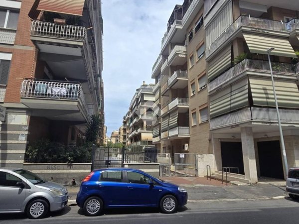 box auto in vendita a Roma in zona Ostia
