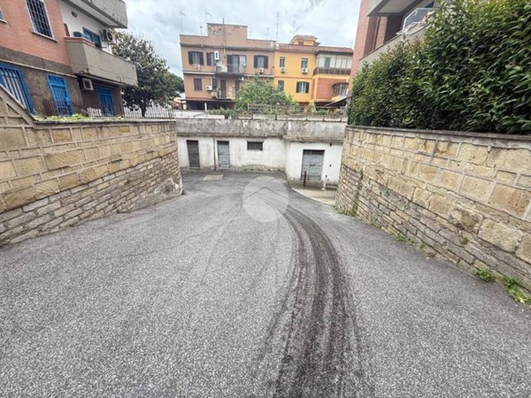 box auto in vendita a Roma in zona Prenestino-Labicano