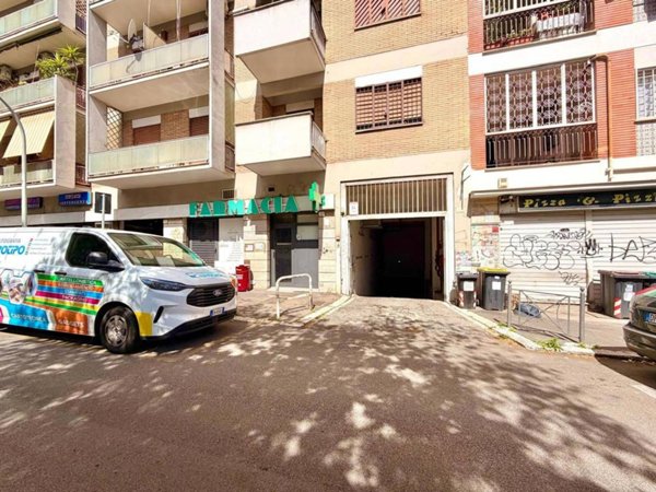 box auto in vendita a Roma in zona Appio Claudio