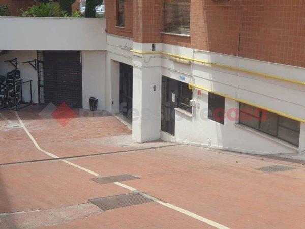 box auto in vendita a Roma in zona Tuscolano