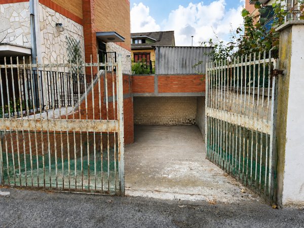 box auto in vendita a Roma in zona Acilia