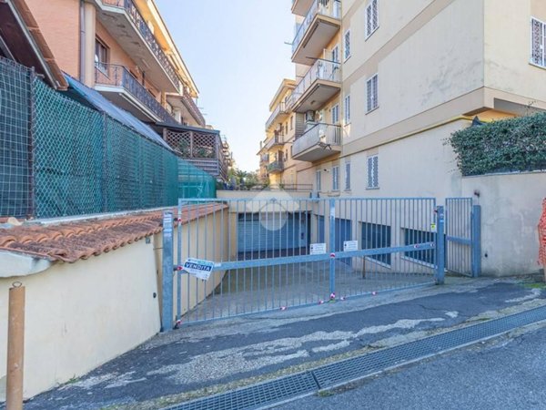 box auto in vendita a Roma in zona Torre Angela