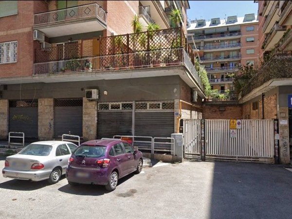 box auto in vendita a Roma in zona Tuscolano