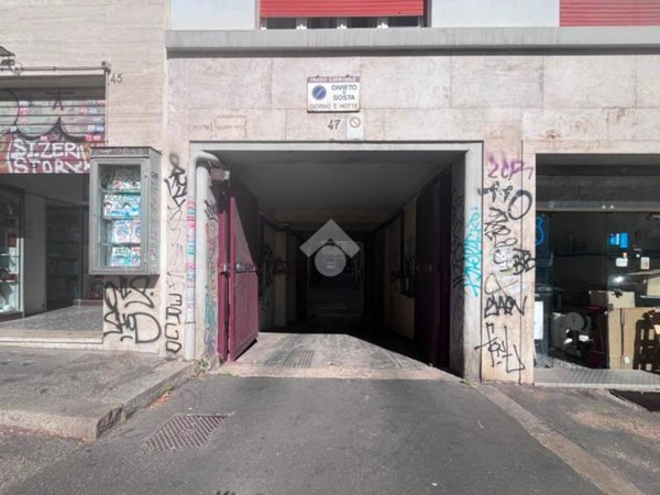 box auto in vendita a Roma in zona Tuscolano