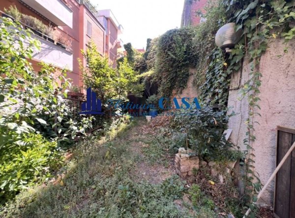 box auto in vendita a Roma in zona Tor di Quinto
