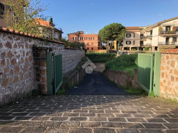 box auto in vendita a Roma in zona Appio Pignatelli