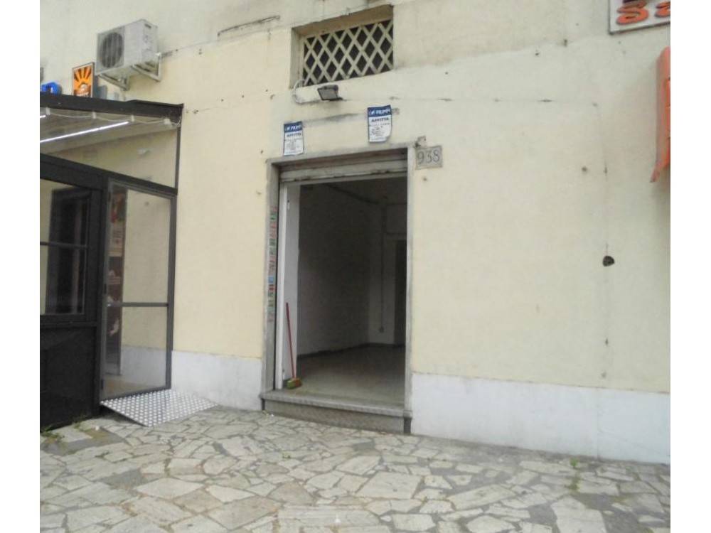 locale commerciale in vendita a Roma in zona Cinecittà