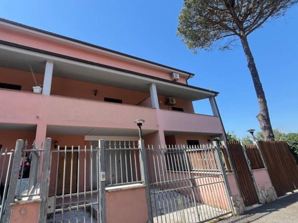 casa indipendente in vendita a Roma in zona Selva Candida